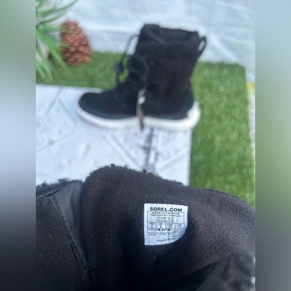Sorel Explorer Faux Shearling
Waterproof Boot size 7 like new - Picture 16 of 16